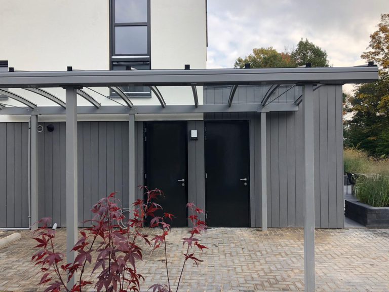 Grijze carport zijaansluiting