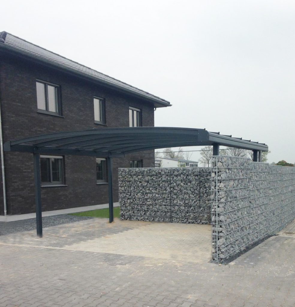 Een voortuin met brede gebogen aluminium carport met glas bouwen, wat zijn carport maten moet ik kiezen tussen garage of carport