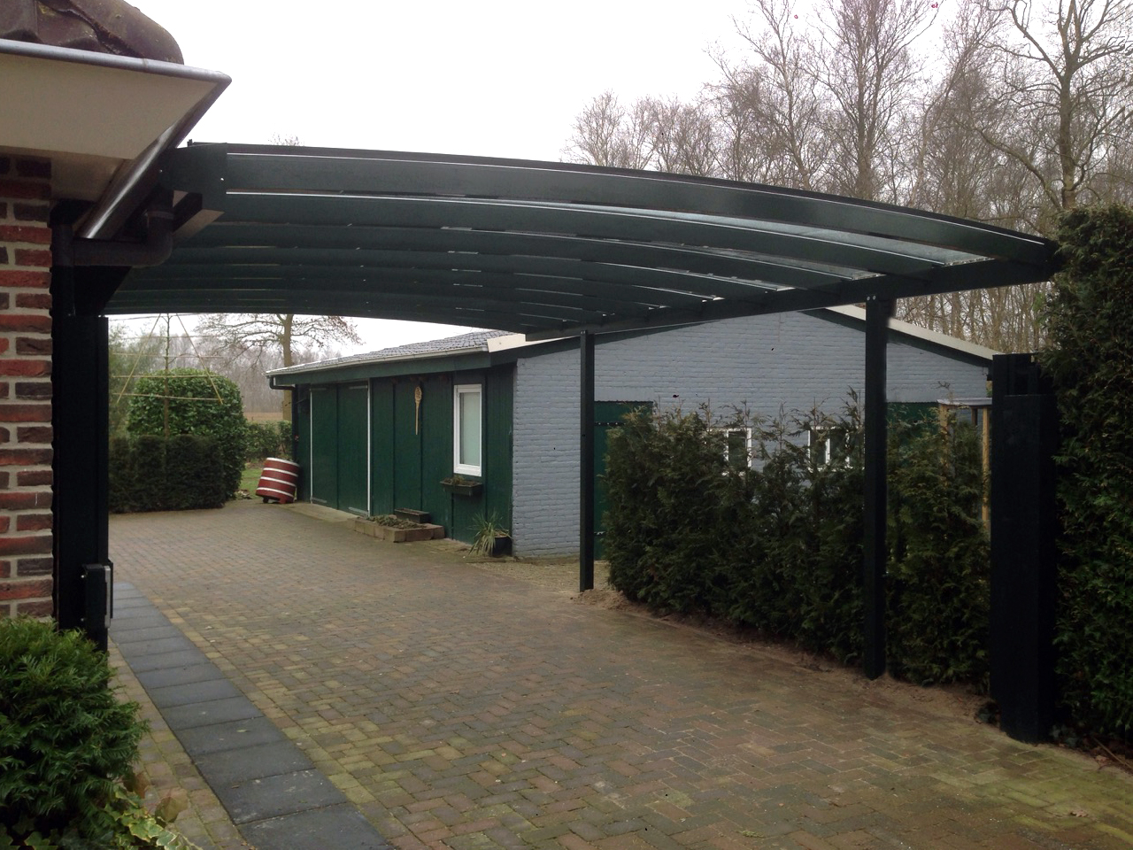 Zwarte gebogen type Prefix aluminium carport met glas.