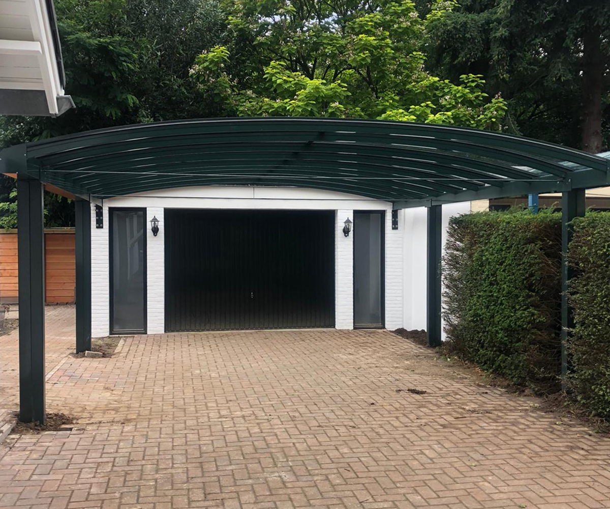 Voordelen carport met zwart aluminium gebogen dak op een oprit in de voortuin