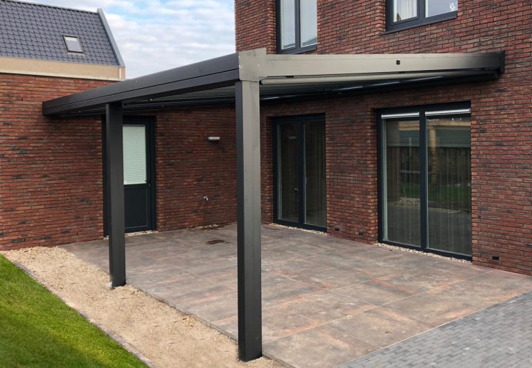 Zwarte terrasoverkapping met glazen lessenaars dak aan gevel van huis. Terrasoverkapping ook mogelijk als carport aan de woning