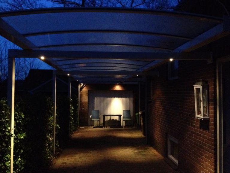 Carport verlichting in aluminium buiten genomen in het donker