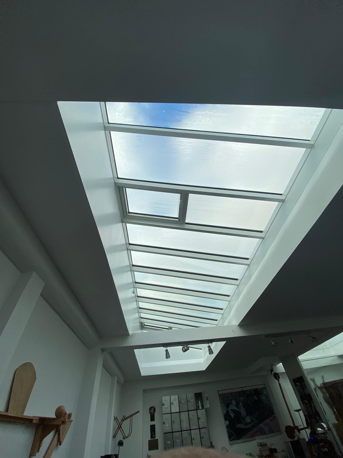 Binnenaanzicht lichtstraat dakraam wit