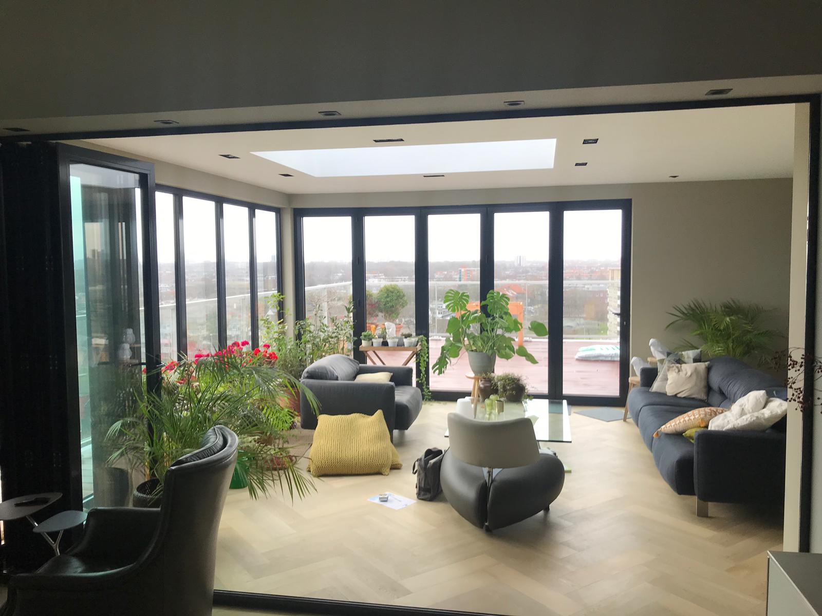 Verlichting in de lichtstraat met aluminium vouwwand van glas