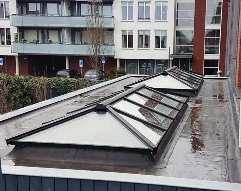 twee rechthoekige schilddak lichtstraten op plat dak