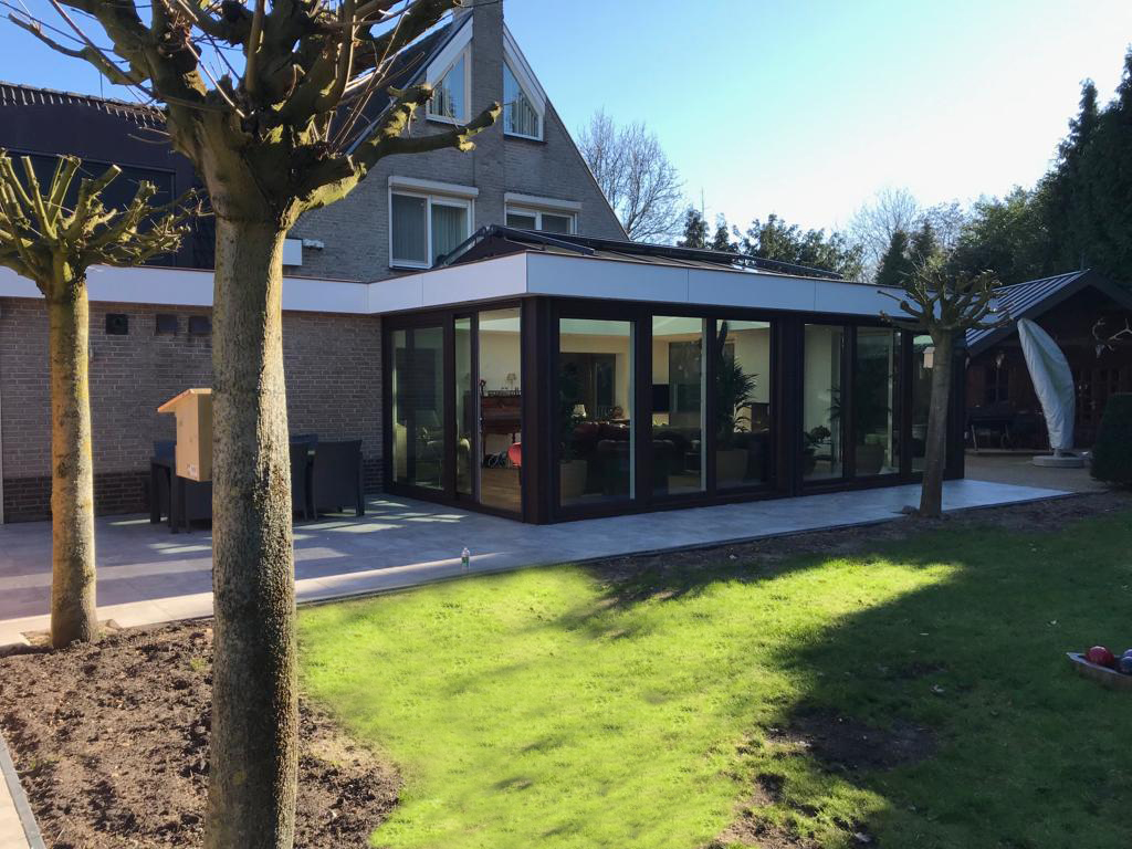 Glazen me zwarte palen aanbouw serre met aanbouw lichtstraat
