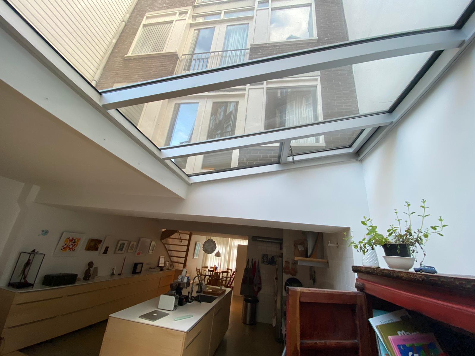 Lichtstraat met dakraam daardoor meer licht in aanbouw