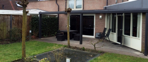 Maatwerk terrasoverkapping in de tuin met maatwerk dak