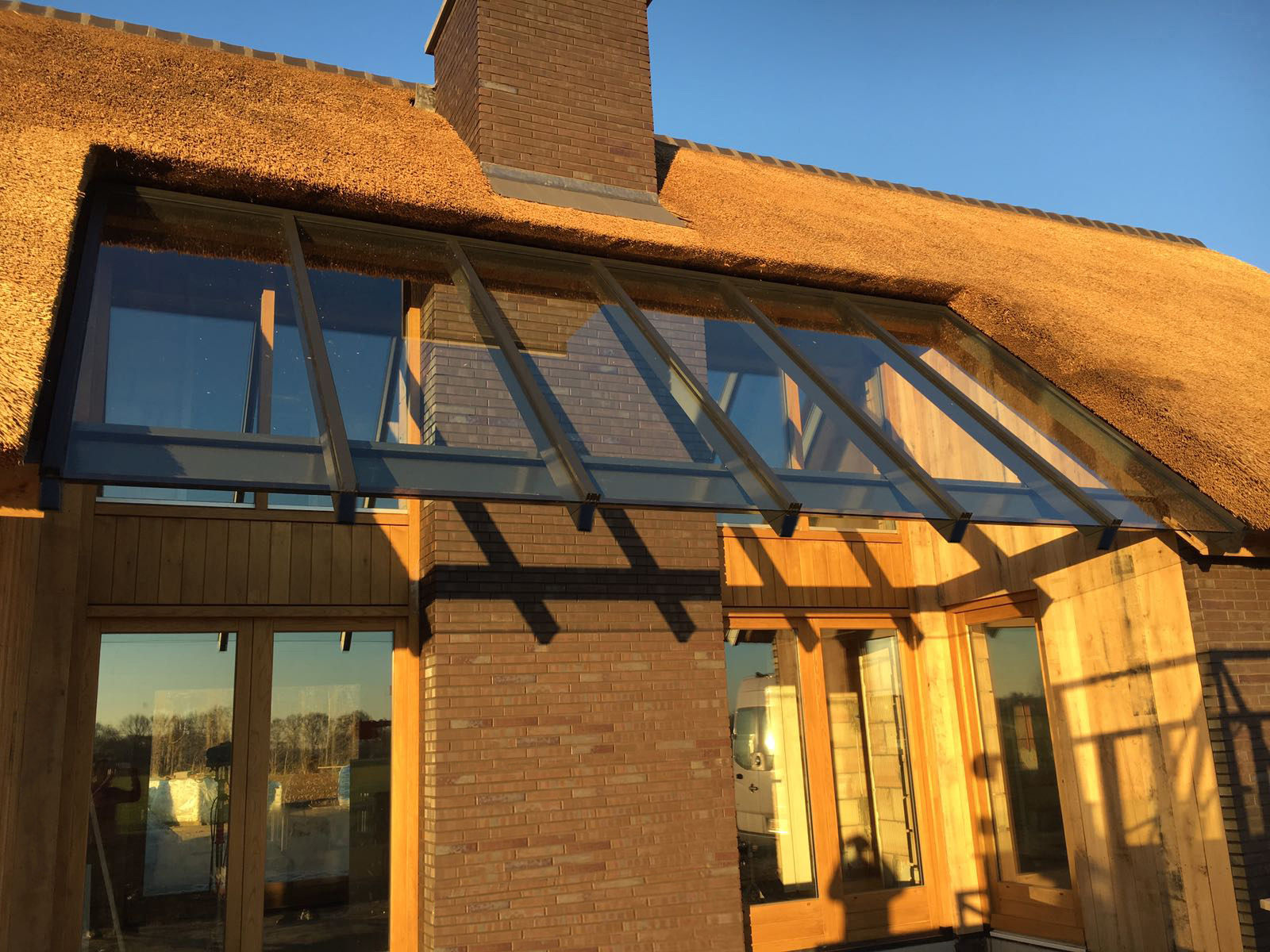 Glazen terrasoverkappingen aluminium in huis met rieten dak, Overkapping van glas