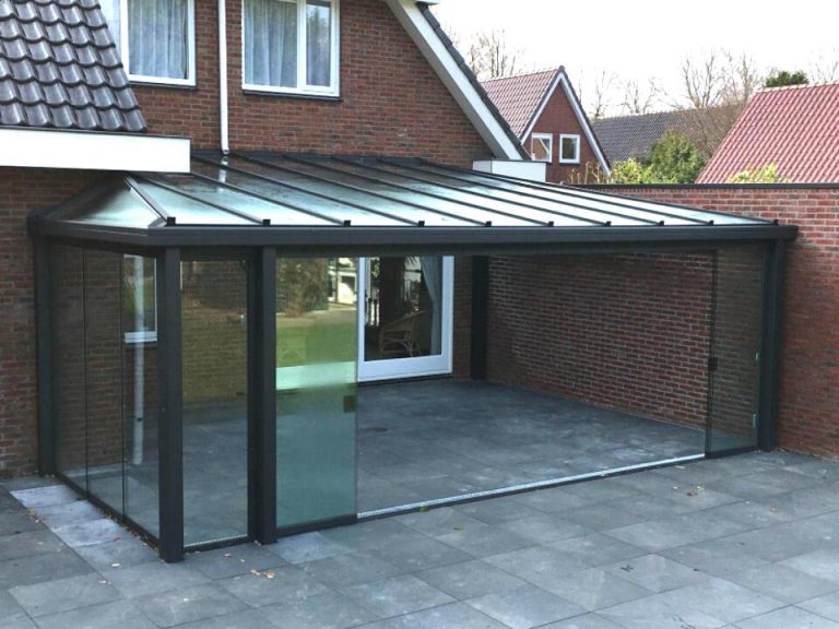 Tuinkamer met afgeschuinde dakzijden