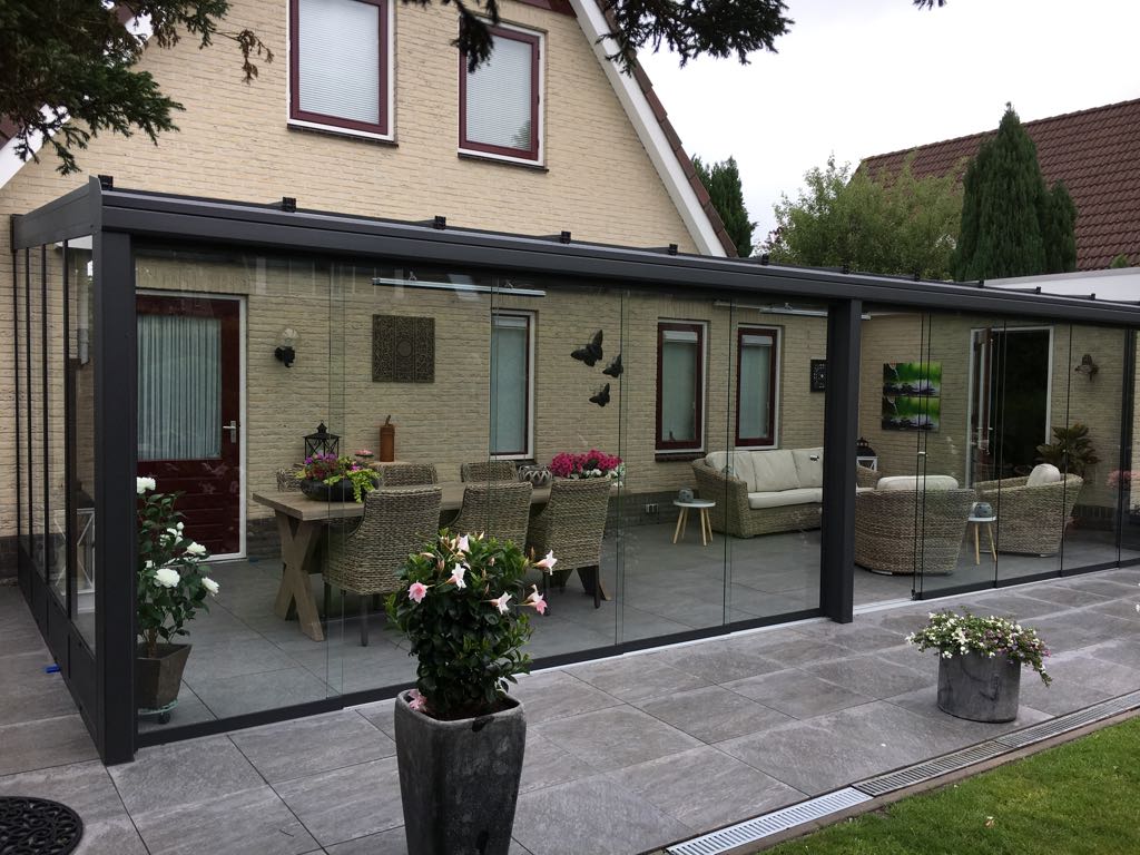 Brede antraciet aluminium tuinkamer met glazen schuifwand aan woning