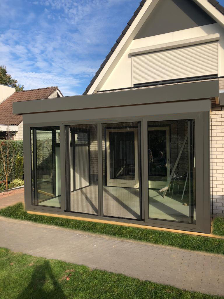 Moderne antraciete serre met schuifwand