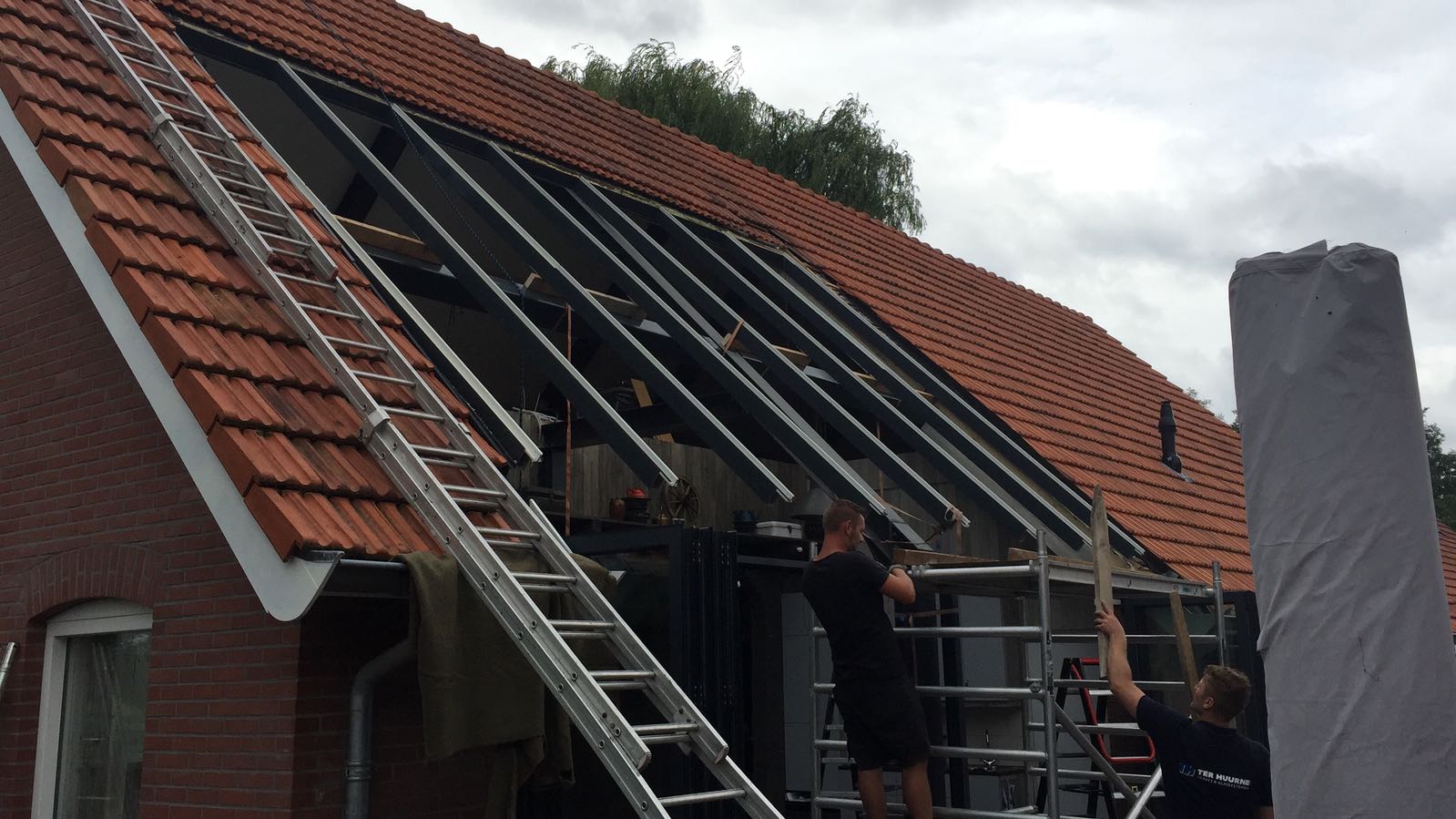 Serre in huis met schuin dak in aanbouw.