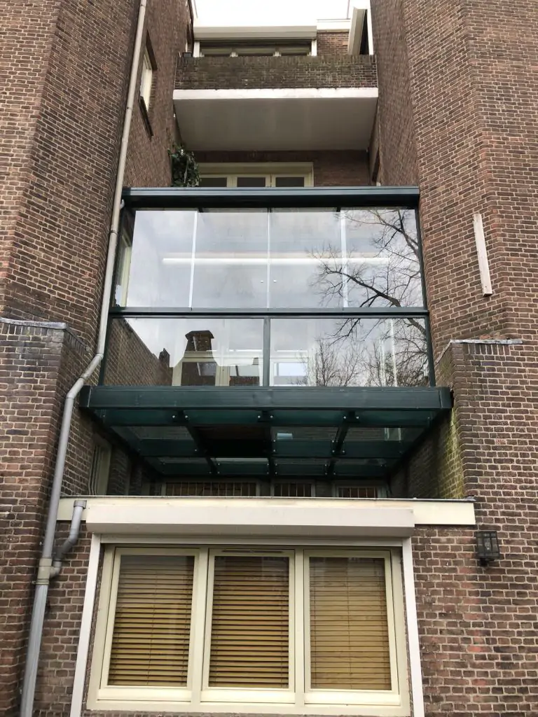 Balkonbeglazing-schuifwand-glazen vloer