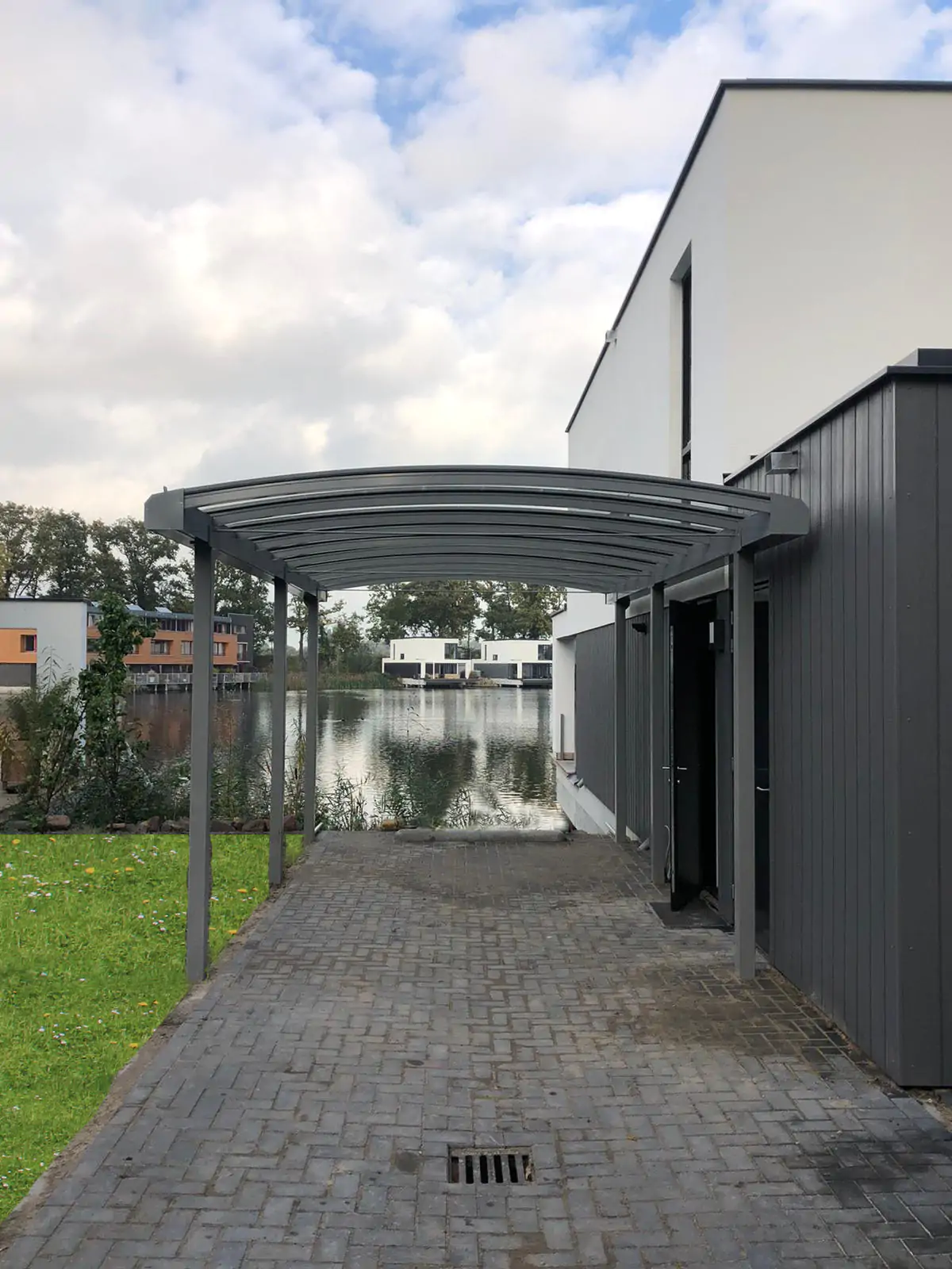 Welke carport fundering is er nodig voor een grijze aluminium carport