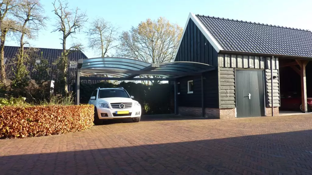 Bevroren autoruiten voorkomen met eencarport dubbel gebogen
