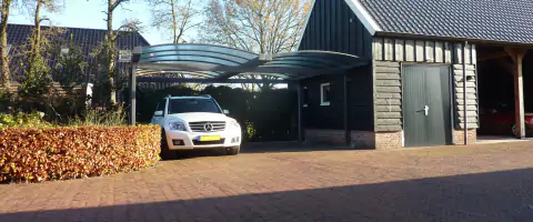 Bevroren autoruiten voorkomen met een dubbel gebogen aluminium carport.
