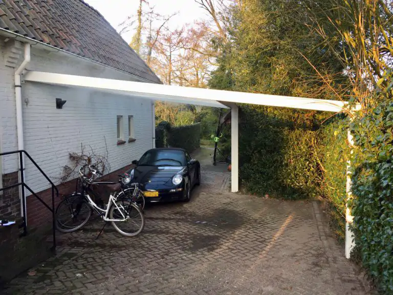 Witte carport buitenaanzicht