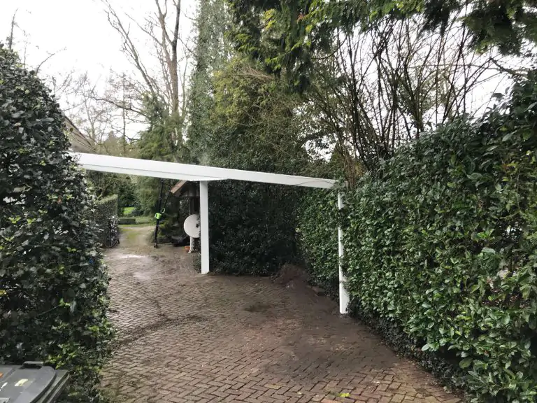 Witte carport buitenaanzicht
