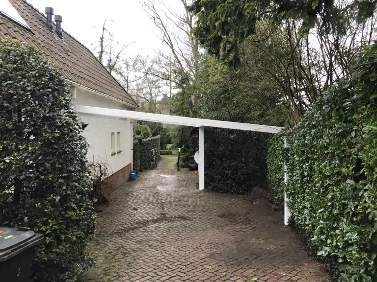 Witte carport buitenaanzicht