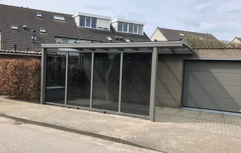 Carport met zijwand