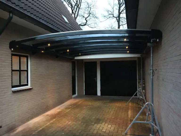 Luxe carport tussen 2 huizen met verlichting en glas, dit is geen gebuikte caport