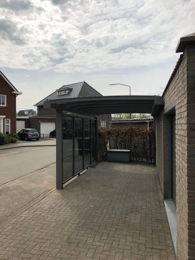 Carport met zijwand