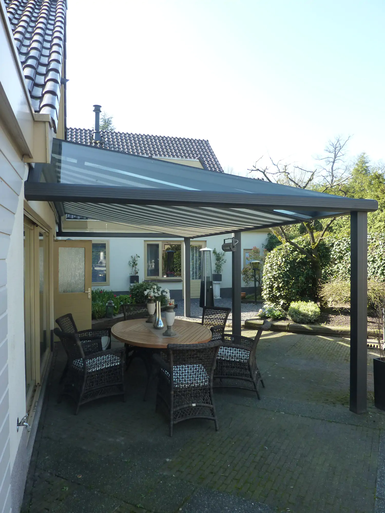 Terrasoverkapping met lessenaarsdak met afgeschuinde zijden