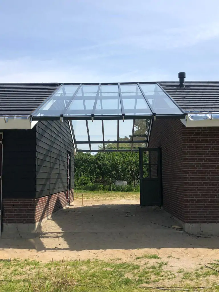 Lichtstraat tussen twee daken