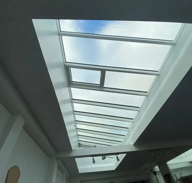 Binnenaanzicht lichtstraat dakraam wit