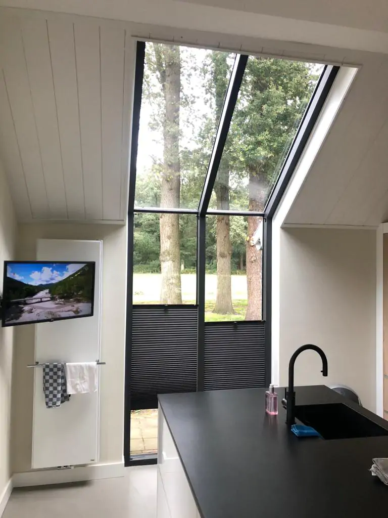 Lichtstraat met in dak doorlopend kozijn van Futural