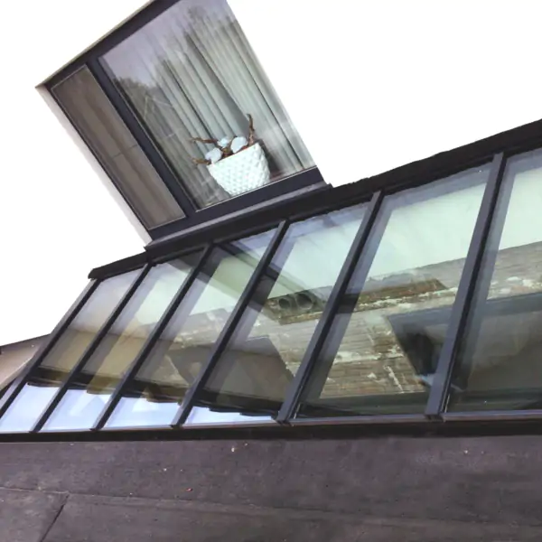 Bovenaanzicht van lichtstraat lessenaar met antracieten kozijnen.