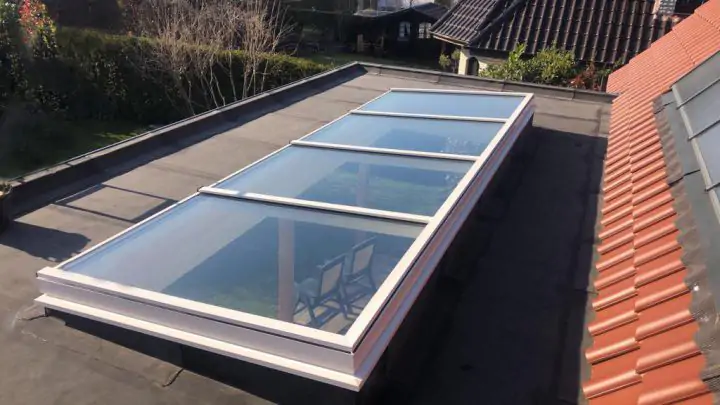 Witte lichtstraat op platte dak van veranda