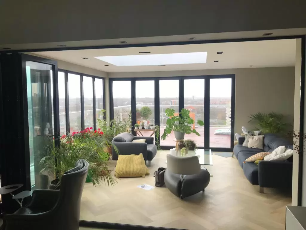 Verlichting in de lichtstraat met aluminium vouwwand van glas