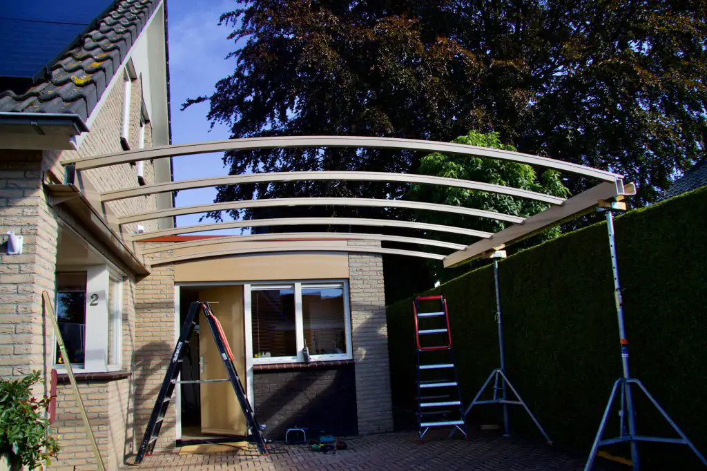 Carport constructie met gebogen dak