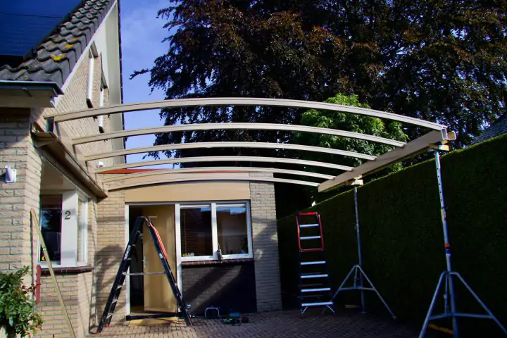 Carport constructie met gebogen dak