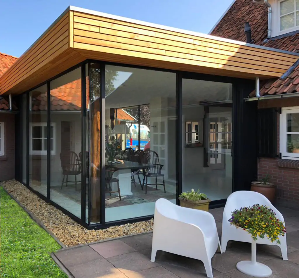 Zwarte schuifpui met aluminium kozijnen en houten oversteek