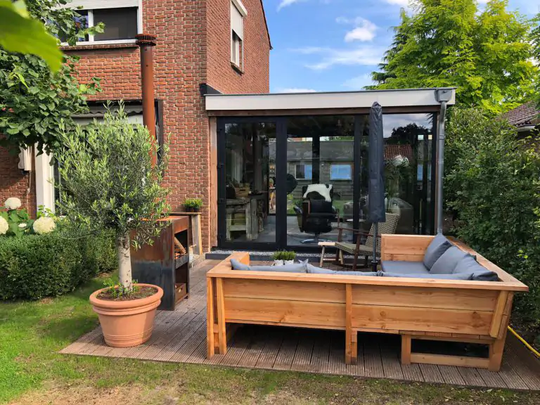 Zwarte serre aanbouw met aluminium kozijnen in steellook aan zijkant van woning