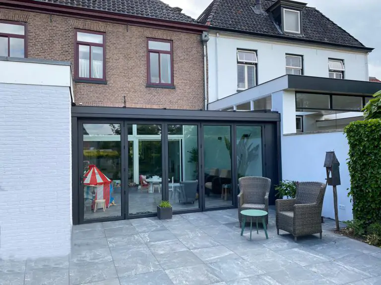 Serre met een vouwwand van glas