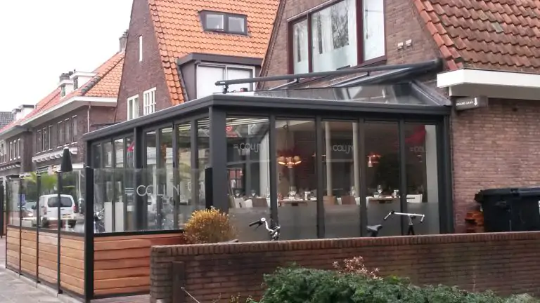 Serre met vouwwand aan restaurant met terras