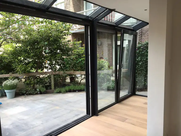 Uitbouw aluminium schuifpui met plat dak knik