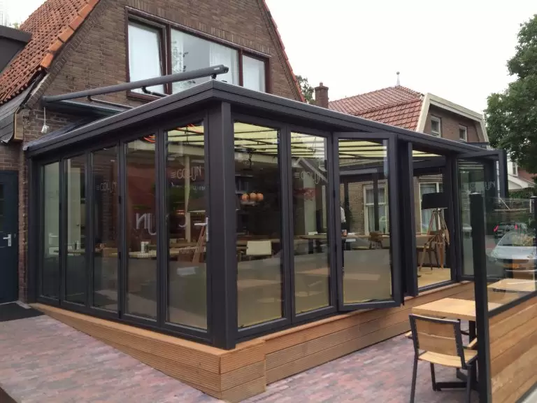 Buiten serre vouwwand van glas met aluminium spalen