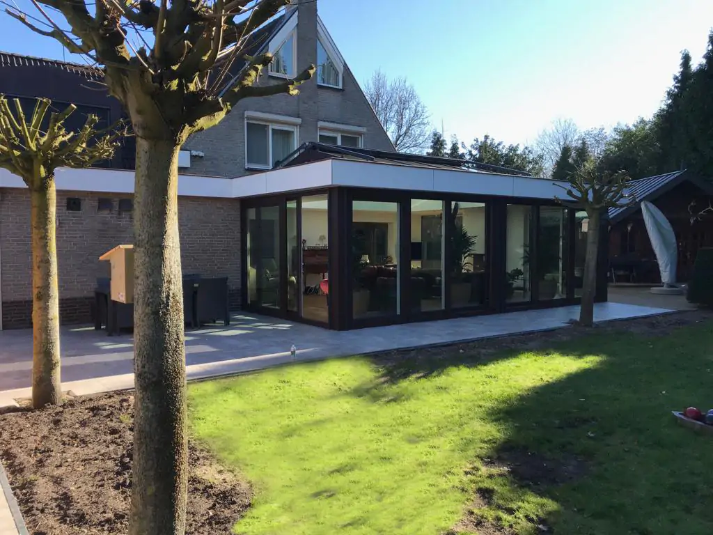Glazen me zwarte palen aanbouw serre met aanbouw lichtstraat