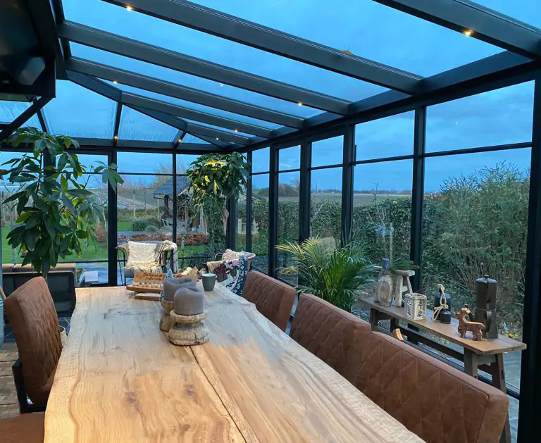 Glazen serre met wolfseinde dak