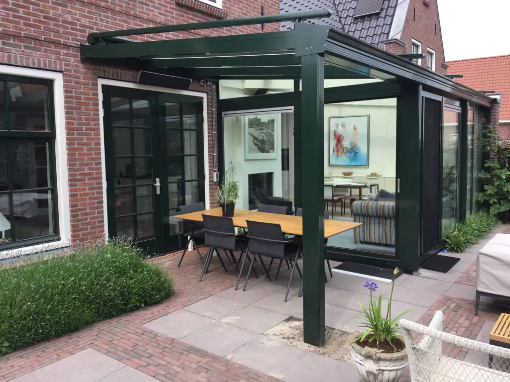 Serre met daarnaast een terrasoverkapping met lessenaarsdak