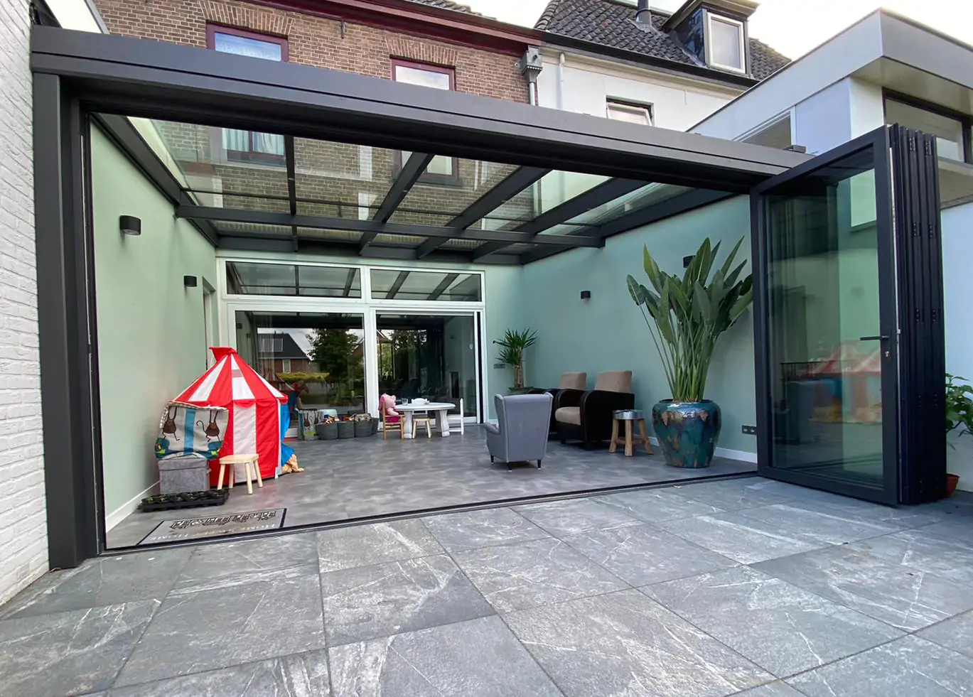 Maatwerk aluminium serre met volledig te openen glazen vouwwand