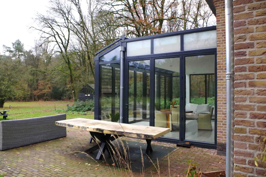 Zwarte glazen serre met vouwwand