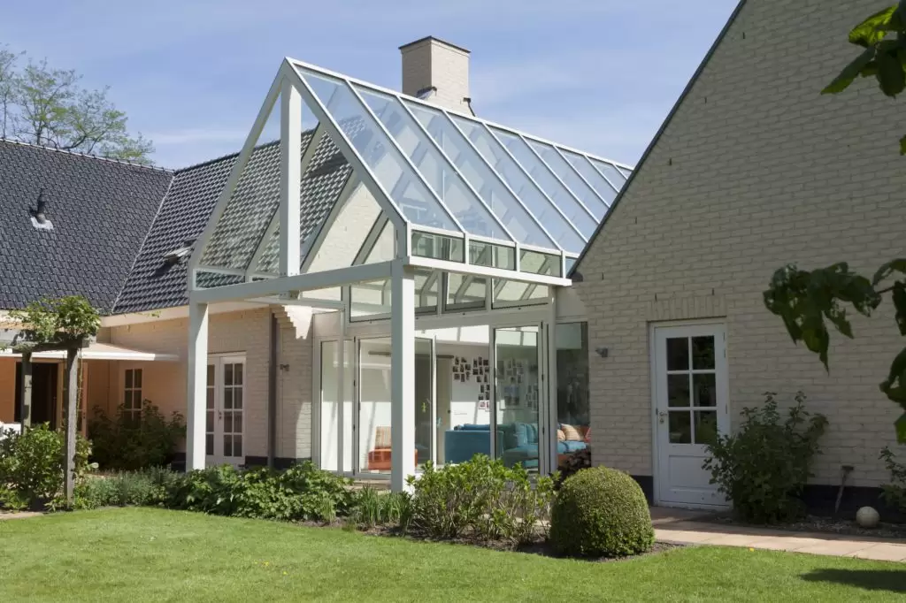 Serre in de tuin met zadeldak