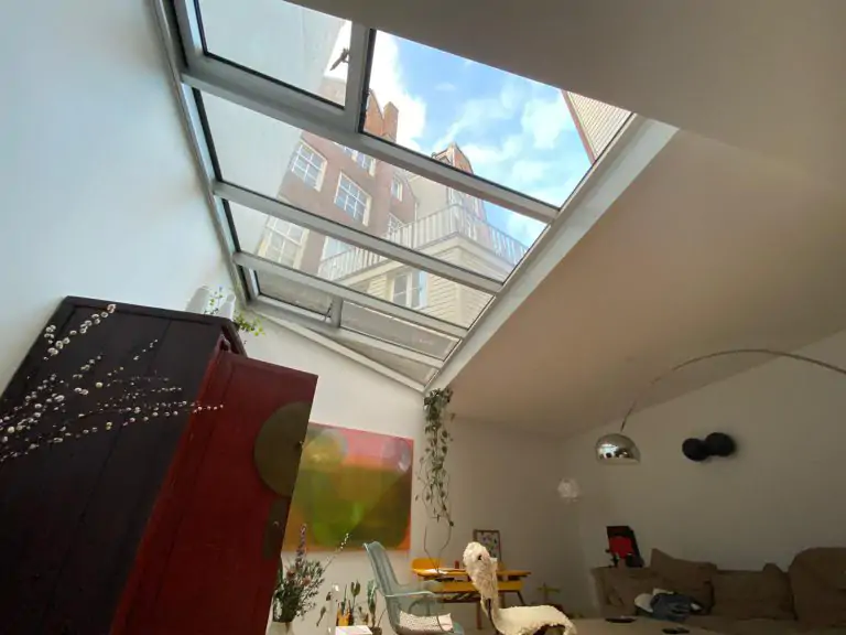 Onderaanzicht witte lichtstraat met dakramen, Lichtstraten