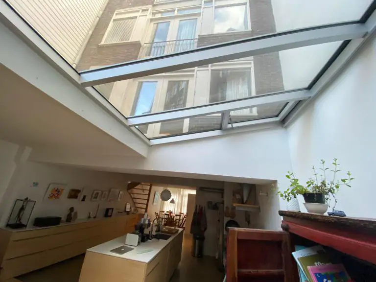 Lichtstraat met dakraam daardoor meer licht in aanbouw